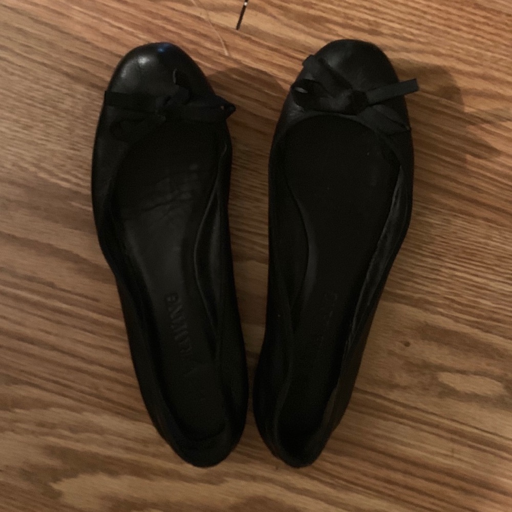 Vera Wang black leather ballet flats
